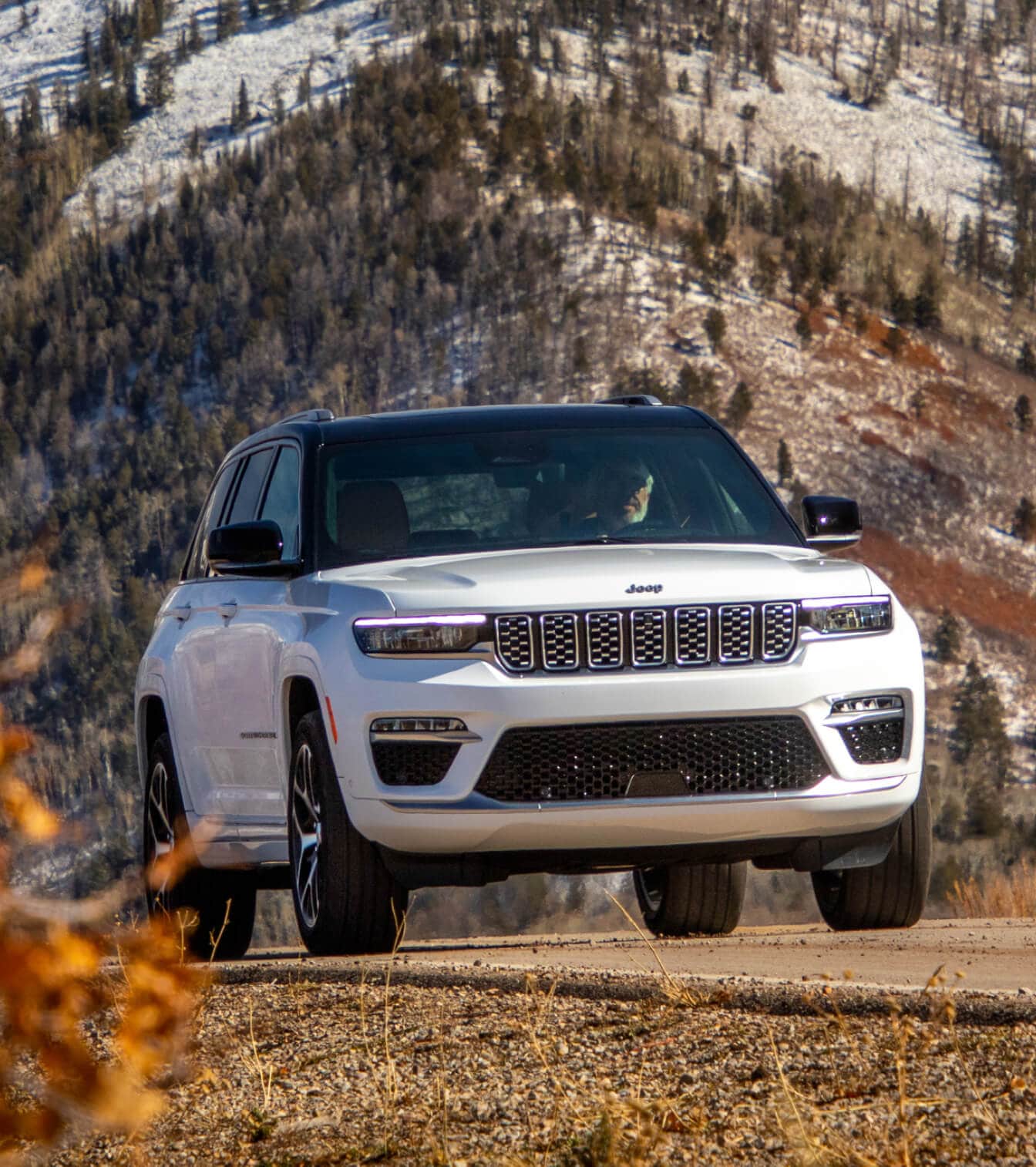 Front view of a 2025 Jeep Grand Cherokee in Bright White Clear