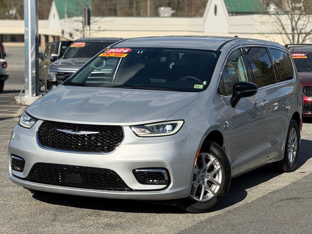 2024 Chrysler Pacifica Touring L's photo