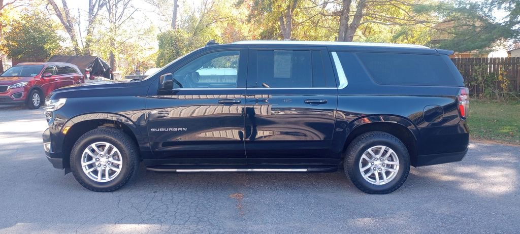 2022 Chevrolet Suburban LT photo 4