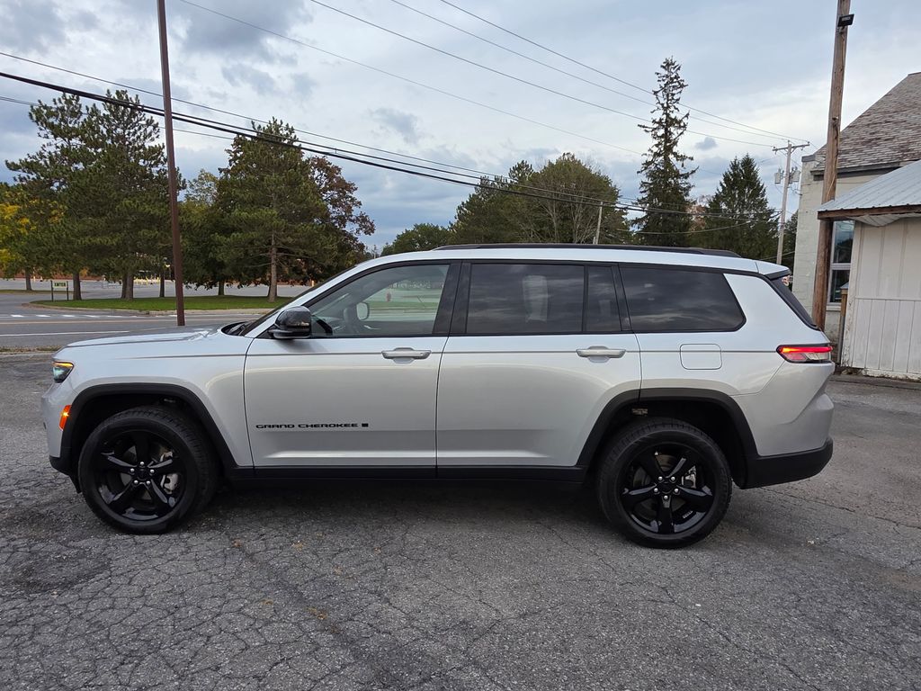2023 Jeep Grand Cherokee Altitude photo 3