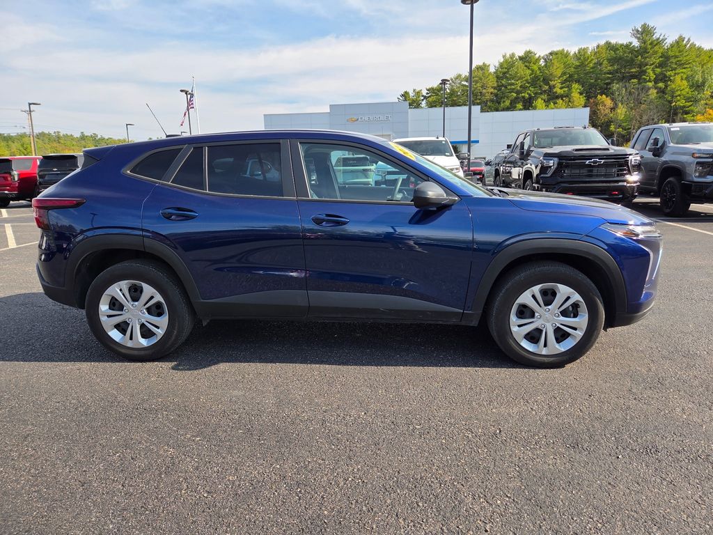 2024 Chevrolet Trax LS photo 4
