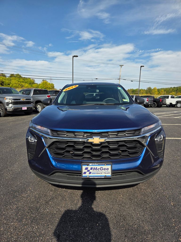 2024 Chevrolet Trax LS photo 2