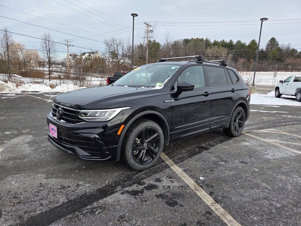 2024 Volkswagen Tiguan SE R-LINE BLACK's photo