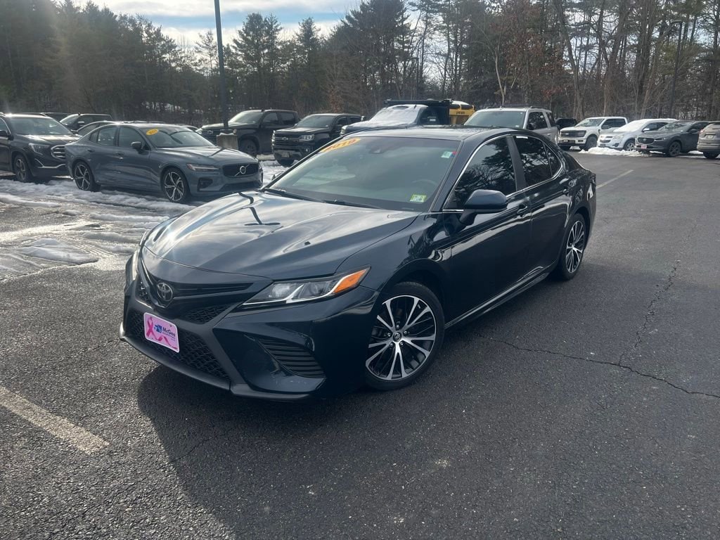 2019 Toyota Camry SE's photo