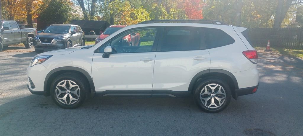 2023 Subaru Forester Premium photo 4