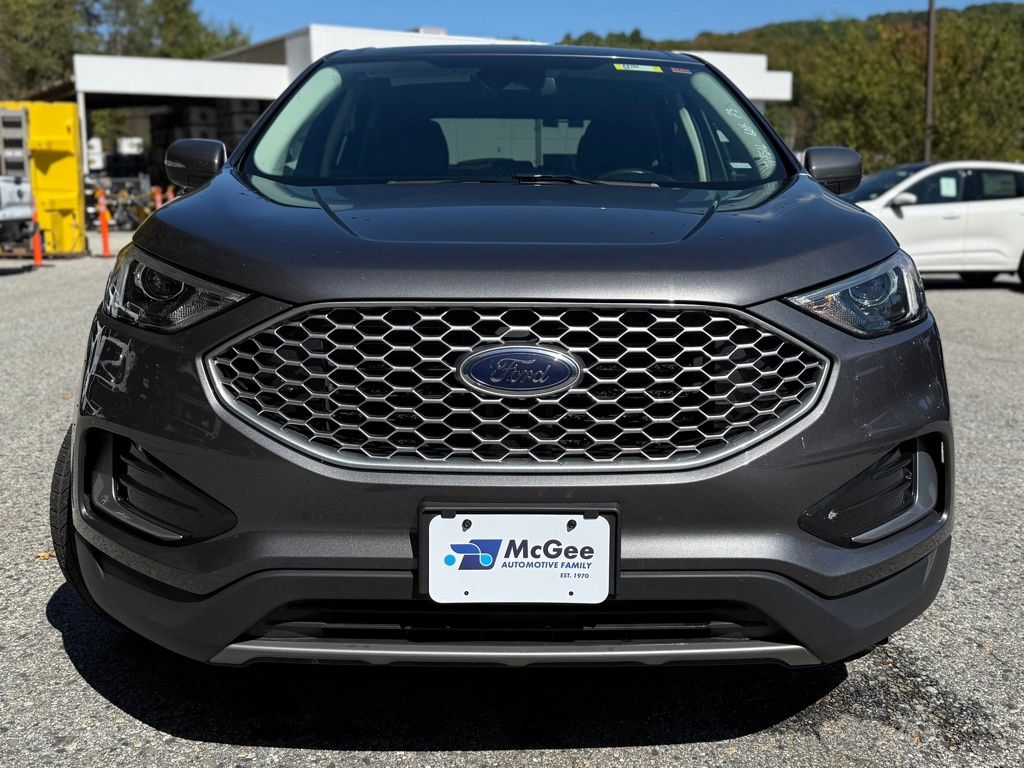 2023 Ford Edge SEL photo 2