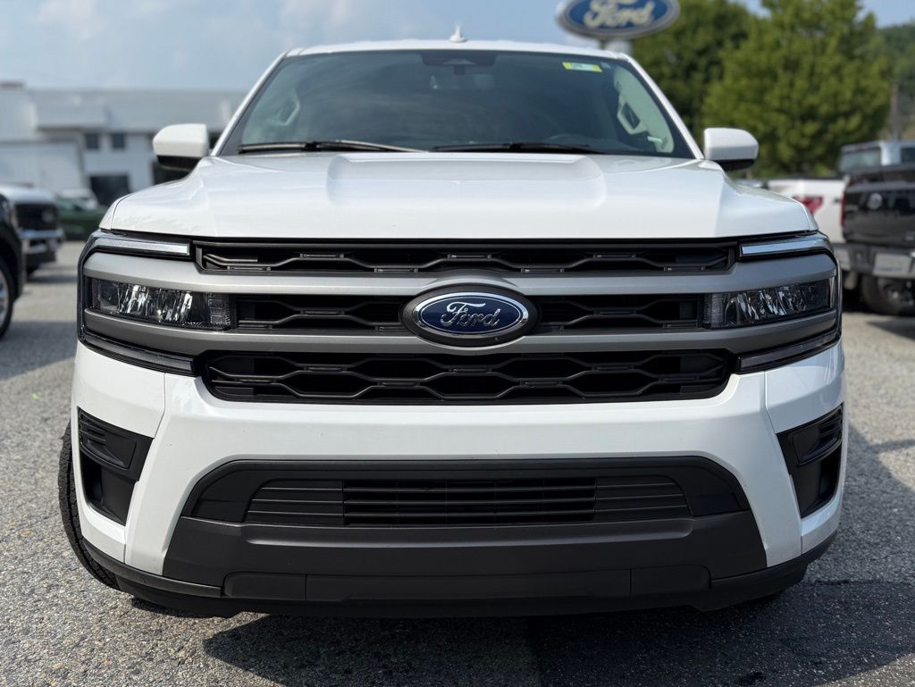 2024 Ford Expedition XLT photo 2