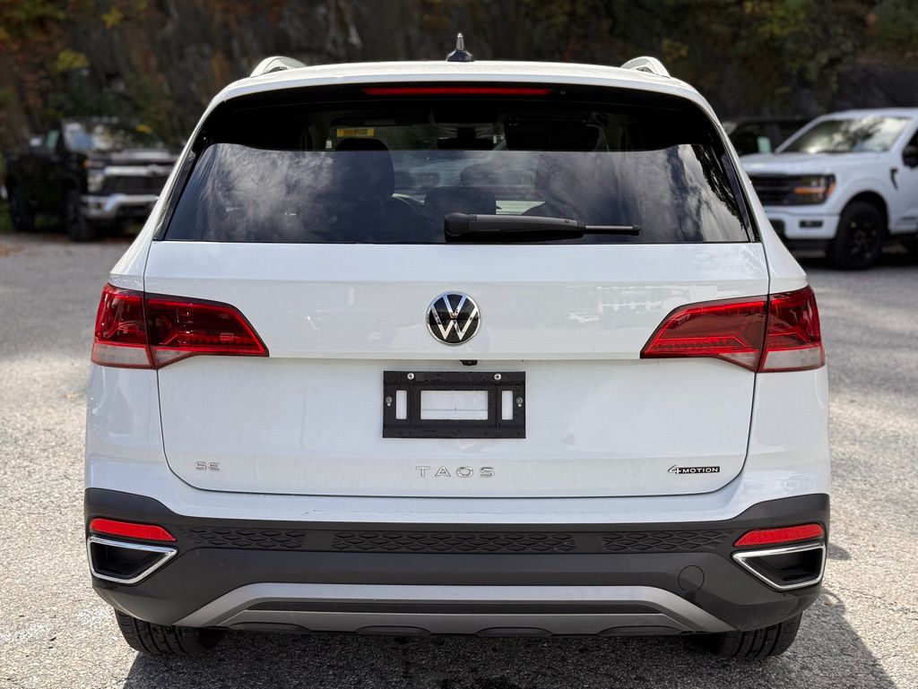 2024 Volkswagen Taos SE photo 2