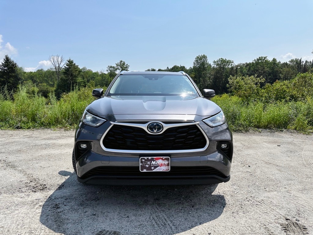 Used 2021 Toyota Highlander XLE with VIN 5TDGBRCH0MS536965 for sale in Barre, VT