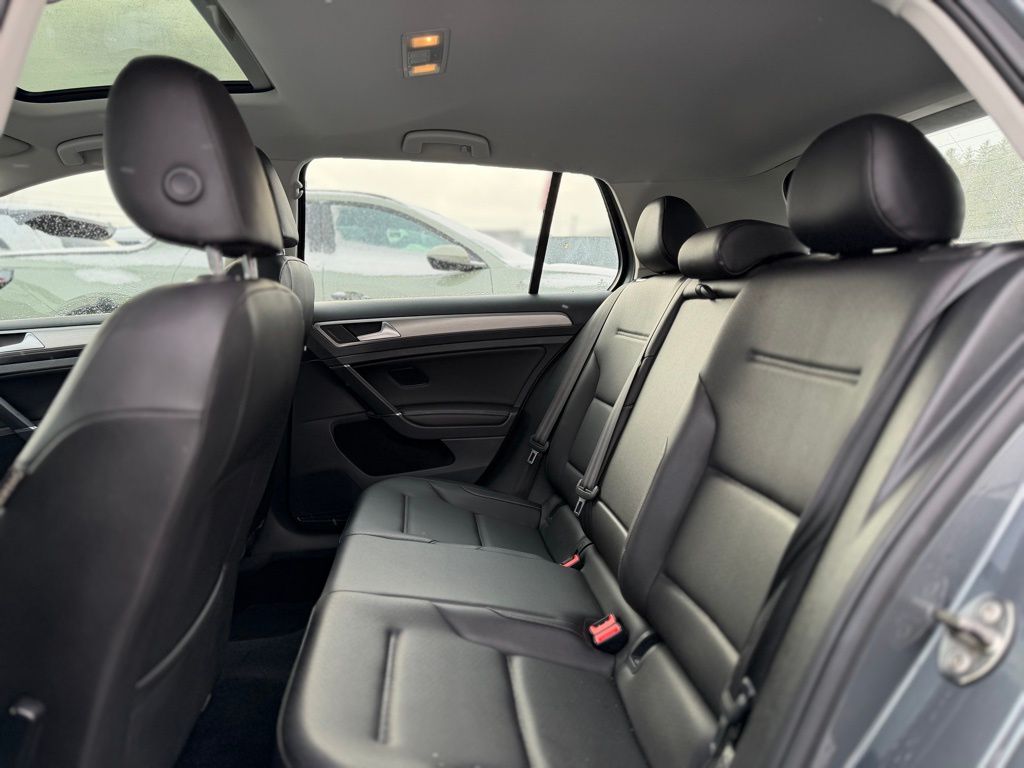 2017 Volkswagen Golf TSI Wolfsburg Edition photo 3