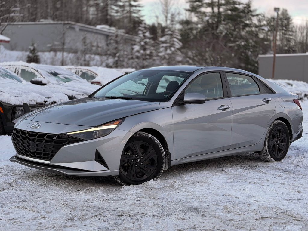 2022 Hyundai Elantra SEL's photo