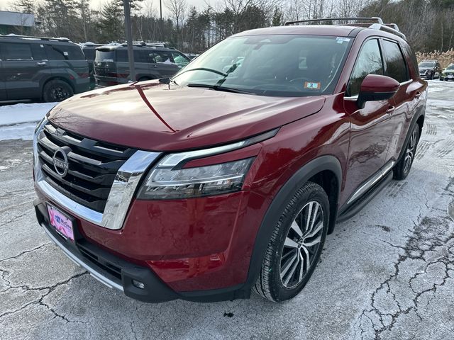 2022 Nissan Pathfinder Platinum's photo