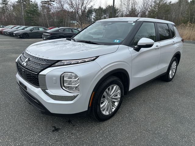 2024 Mitsubishi Outlander ES S-AWC's photo