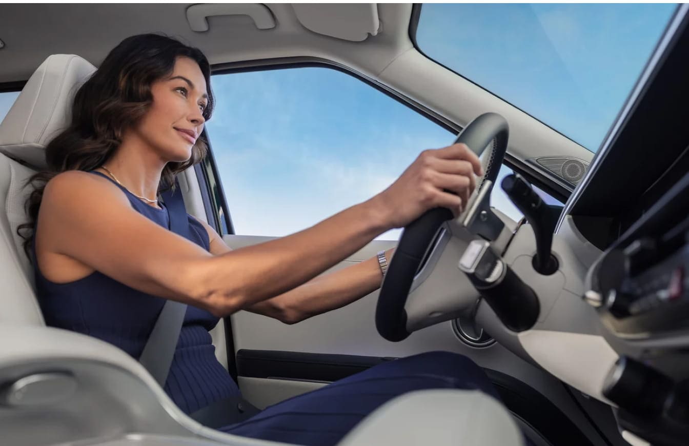 2026 PALISADE Hybrid 2-tone leather-wrapped steering wheel.