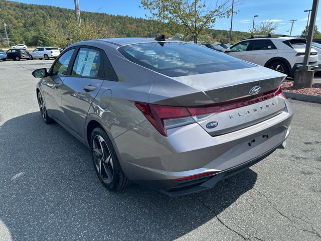 2023 Hyundai Elantra SEL photo 3