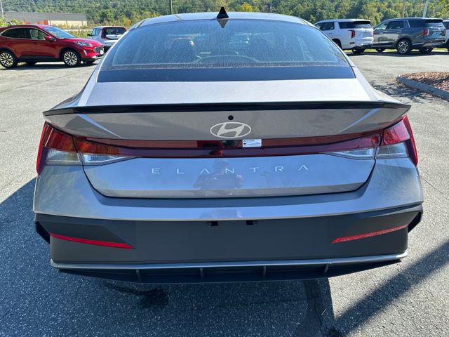 2025 Hyundai Elantra SEL Sport photo 4