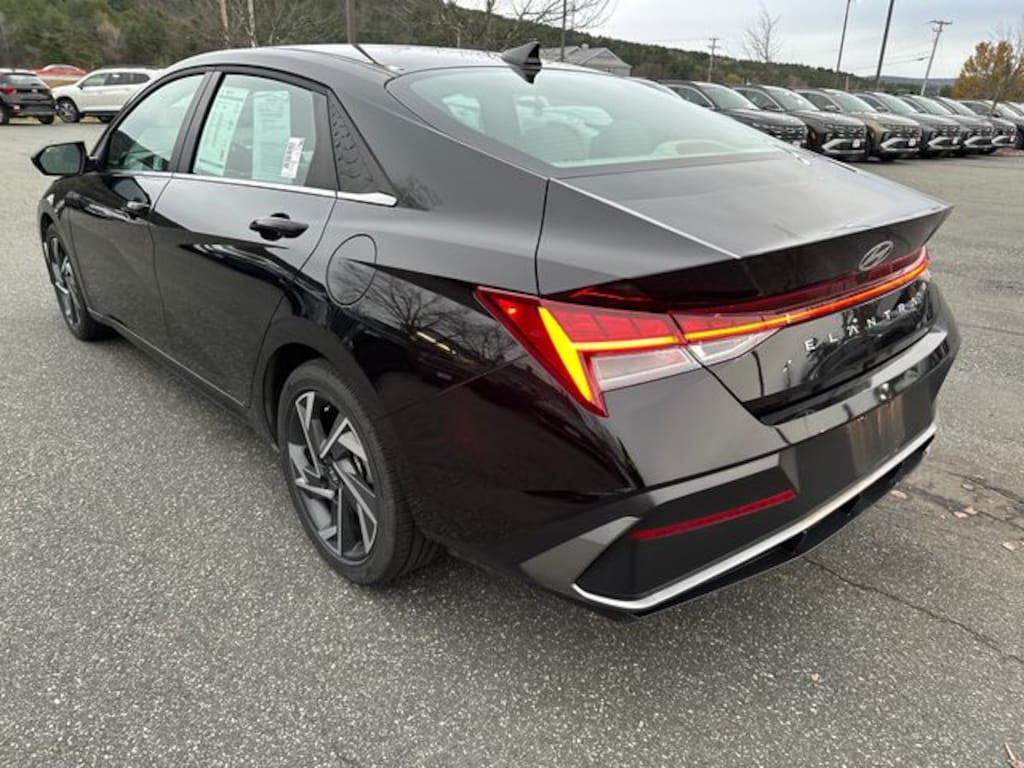 Used 2025 Hyundai Elantra SEL Convenience Sedan