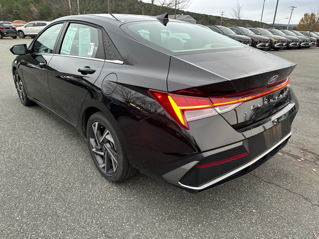 2025 Hyundai Elantra SEL Convenience photo 3