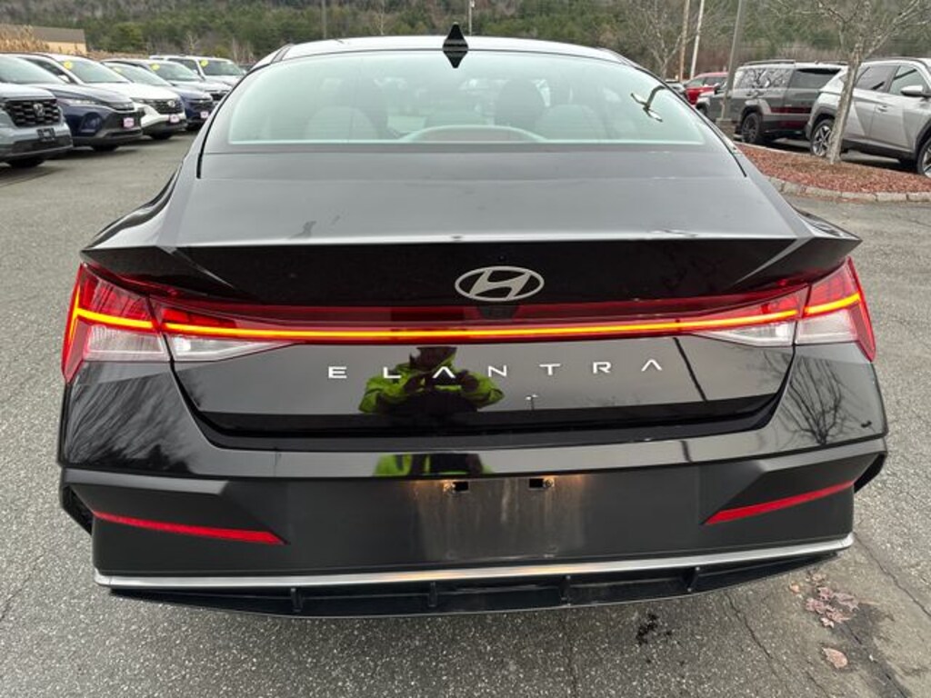 Used 2025 Hyundai Elantra SEL Convenience Sedan