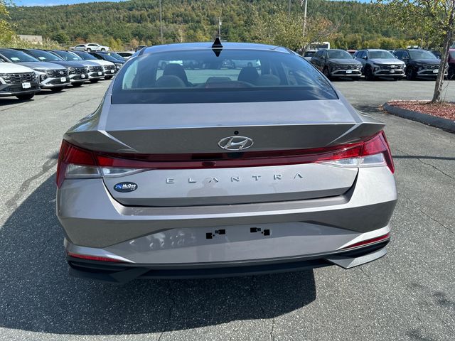 2023 Hyundai Elantra SEL photo 4