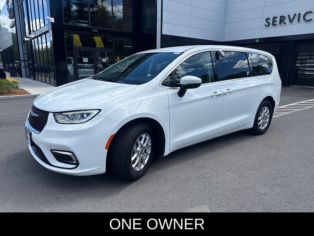 2023 Chrysler Pacifica Touring L's photo