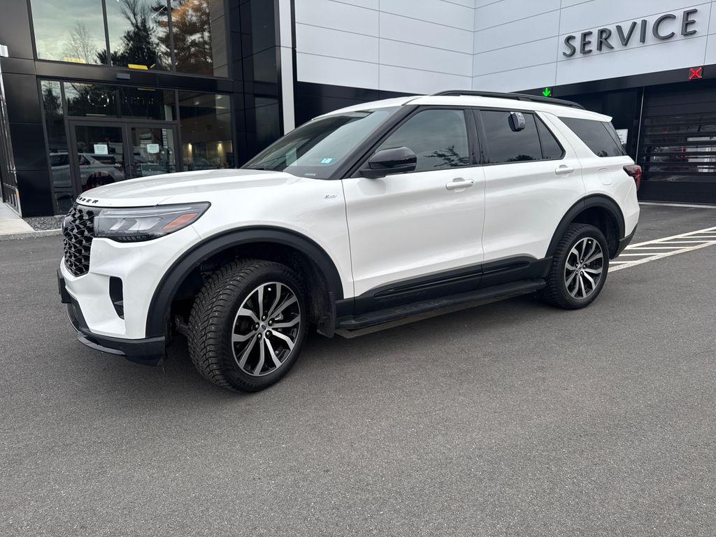 2025 Ford Explorer ST-LINE's photo