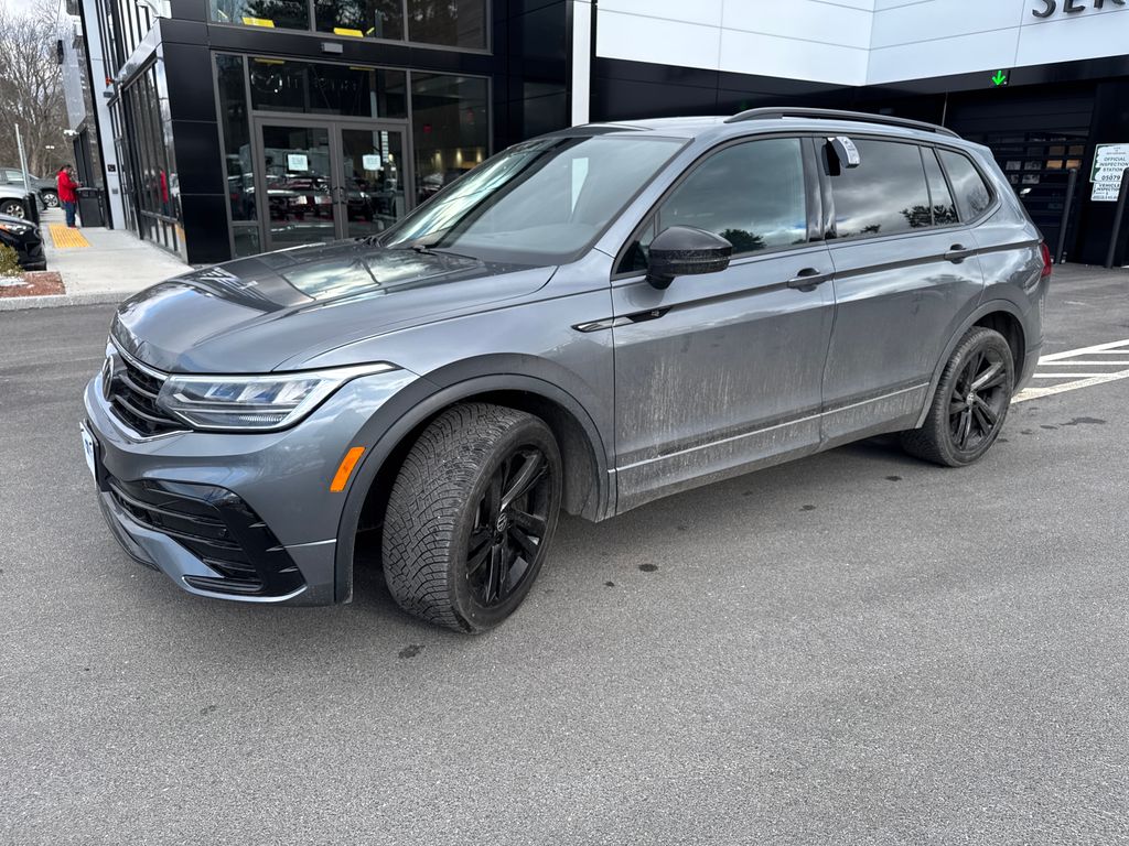 2023 Volkswagen Tiguan SE R-Line Black's photo
