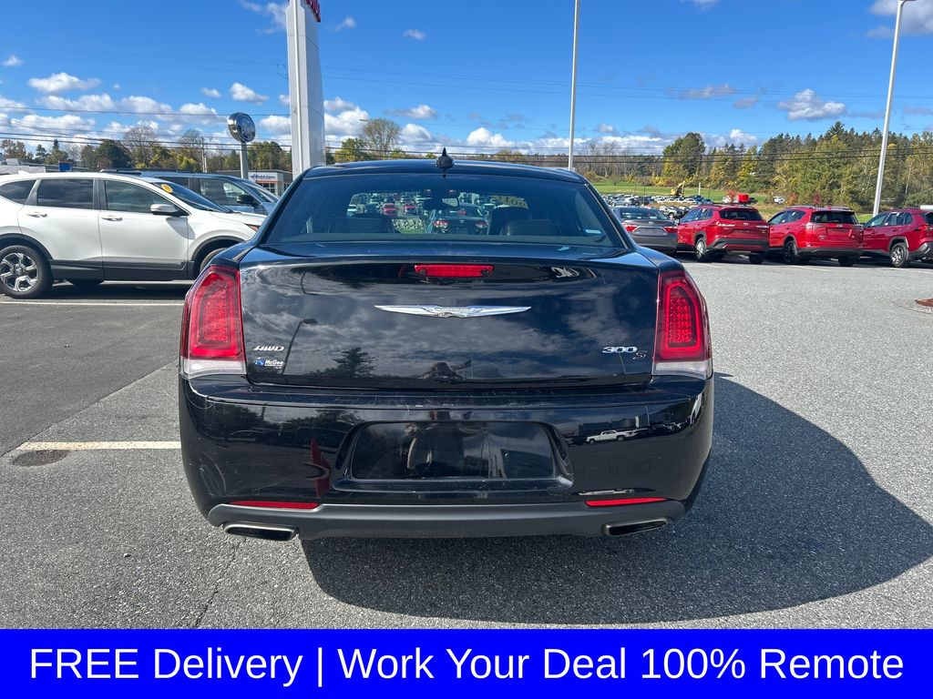 2017 Chrysler 300 S photo 3
