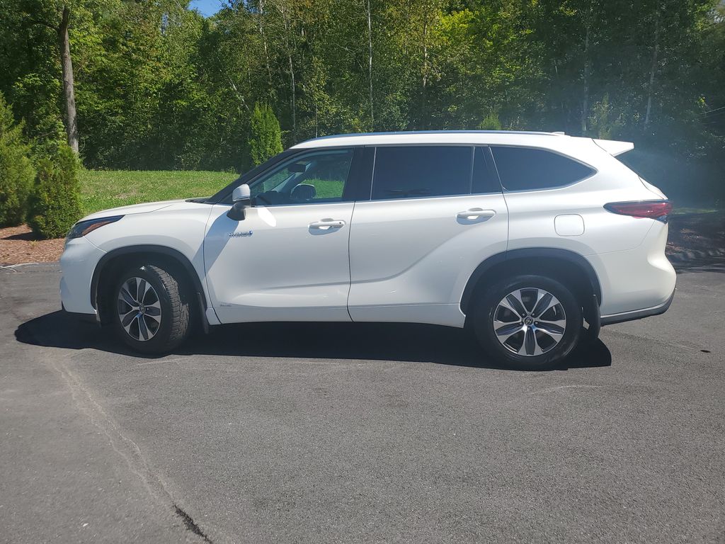 2021 Toyota Highlander Hybrid XLE photo 2