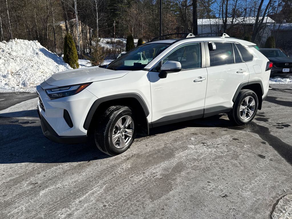 2022 Toyota RAV4 XLE's photo