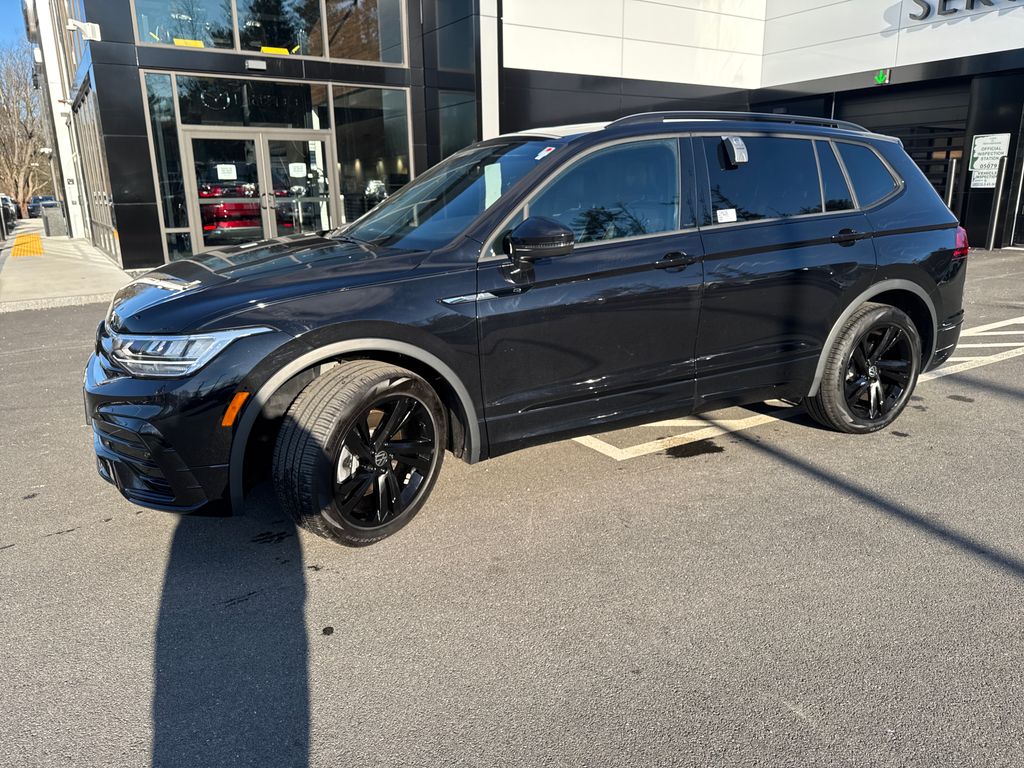 2024 Volkswagen Tiguan SE R-LINE BLACK's photo