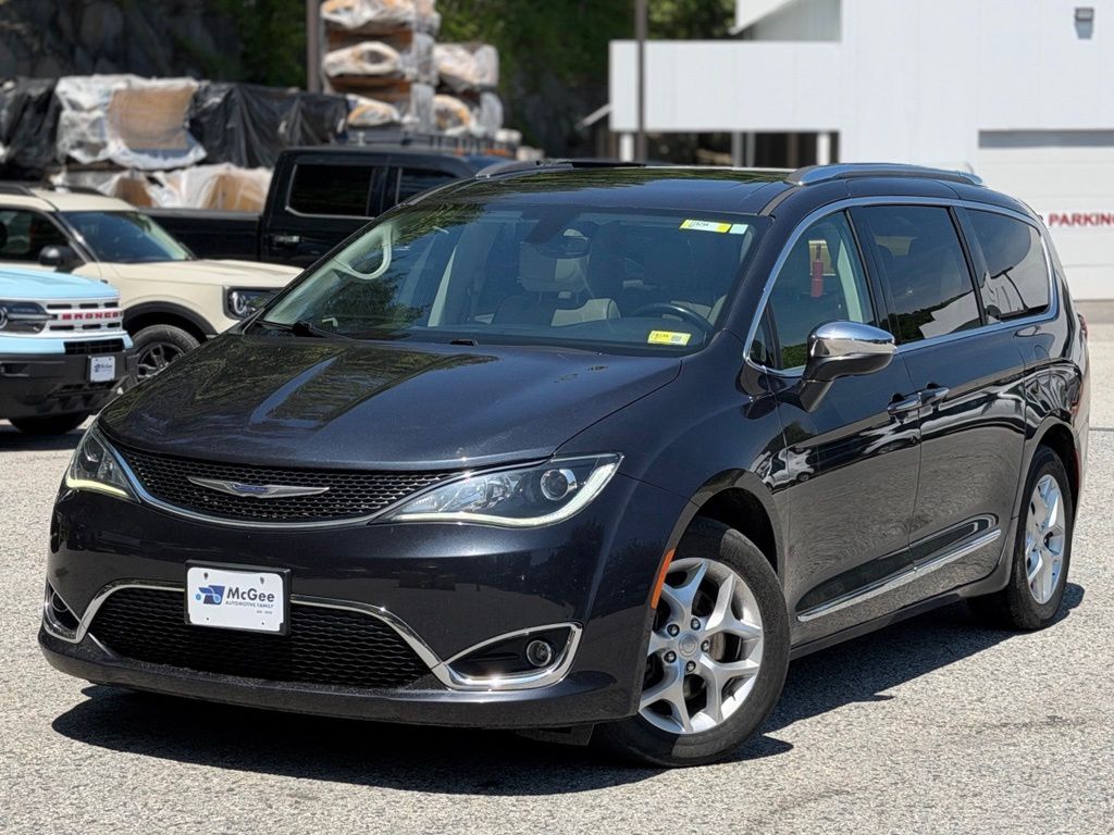 2020 Chrysler Pacifica Limited's photo