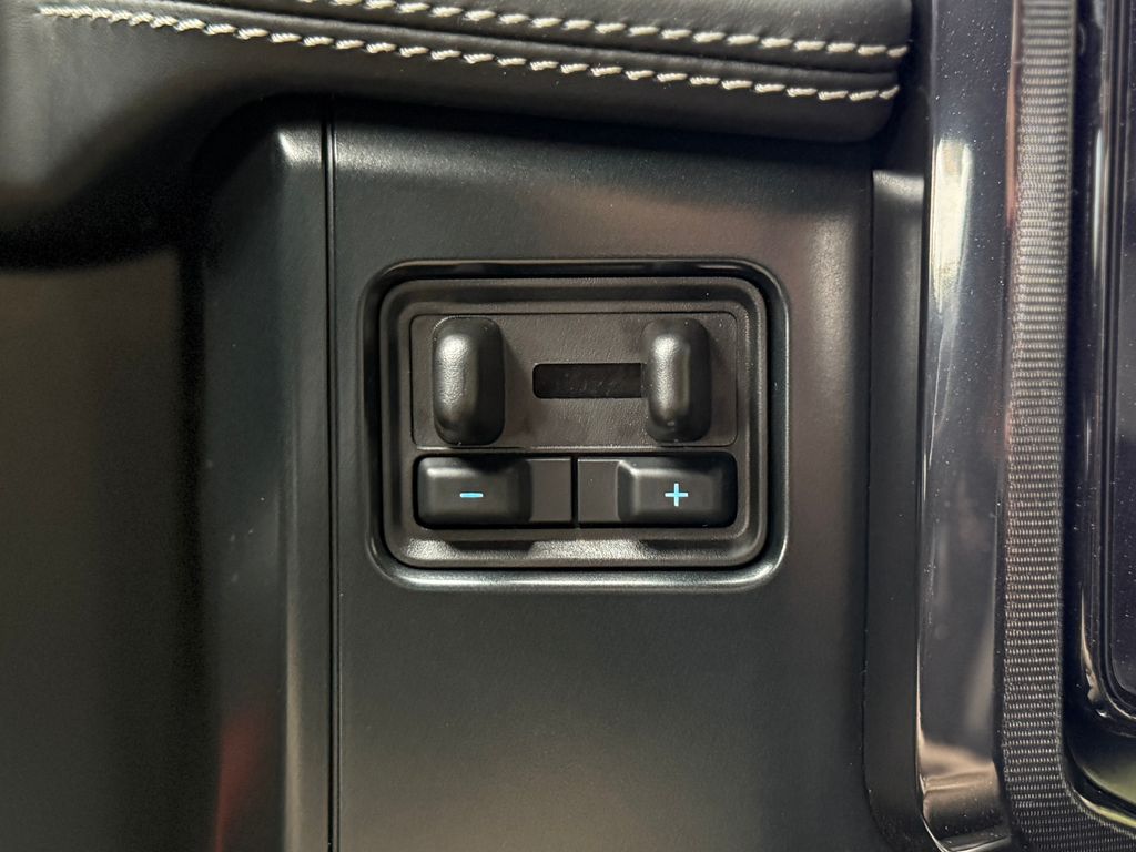 2025 Ford F-150 Lightning Platinum - Photo 18