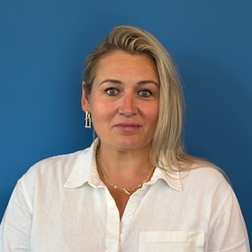 Staff member Alexis K from ID_098eb519d5fe