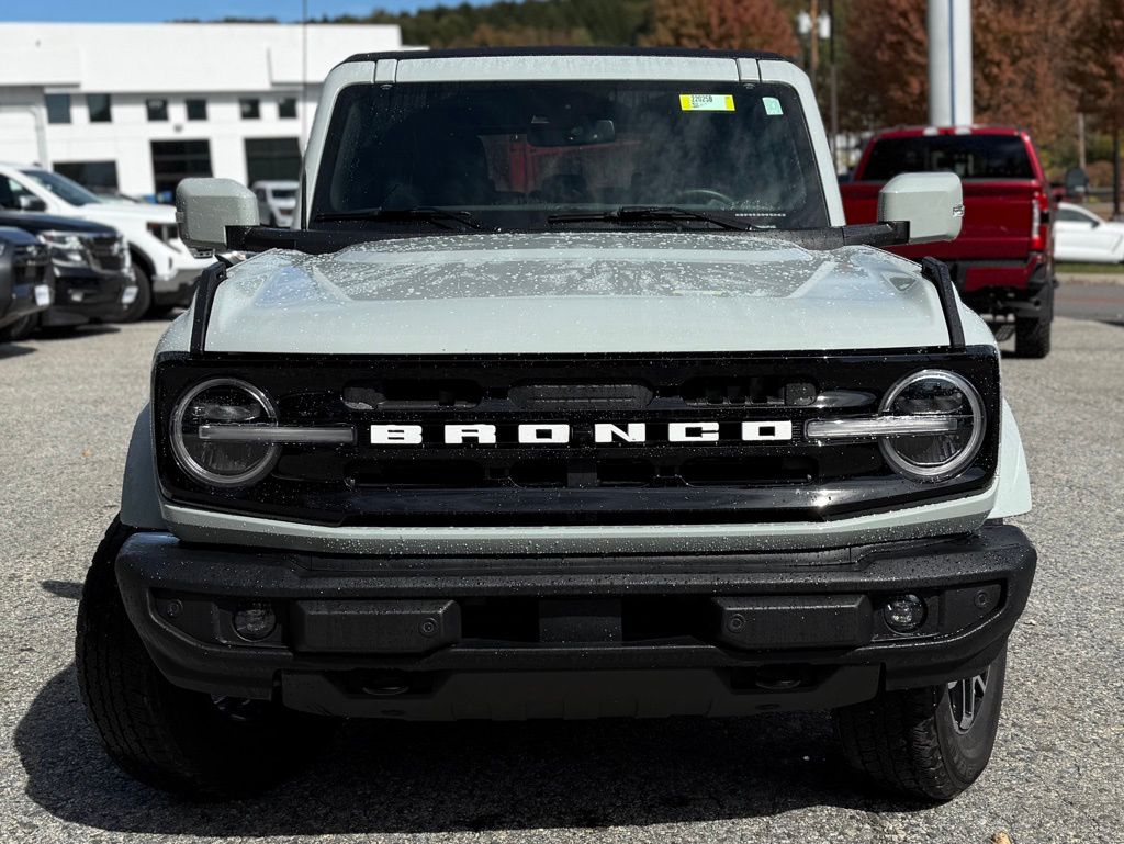 2022 Ford Bronco Outer Banks photo 2