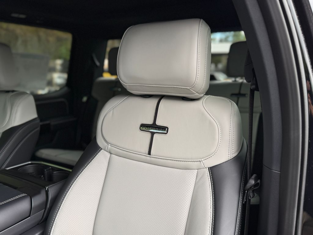 2025 Ford F-150 Lightning Platinum - Photo 11