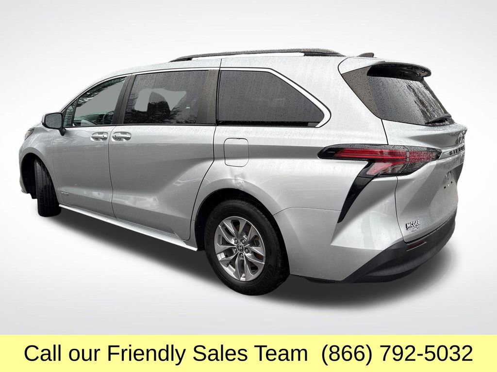 2021 Toyota Sienna LE photo 3