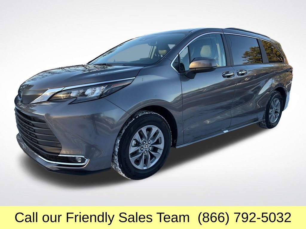 2024 Toyota Sienna XLE's photo