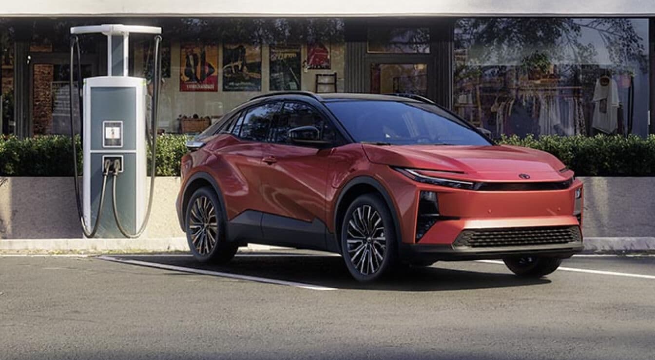 MY26 C-HR XSE shown in Tandoori with Midnight Black Metallic roof and SE shown in Cement A