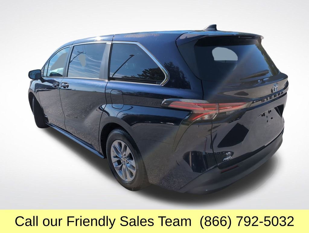 2021 Toyota Sienna LE photo 3
