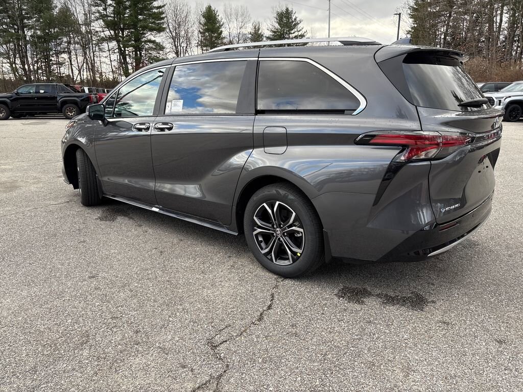 2025 Toyota Sienna Platinum photo 3