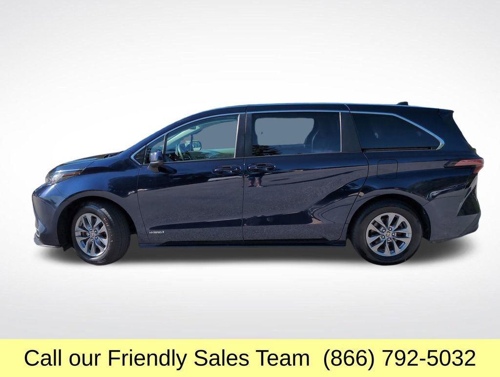 2021 Toyota Sienna LE photo 2