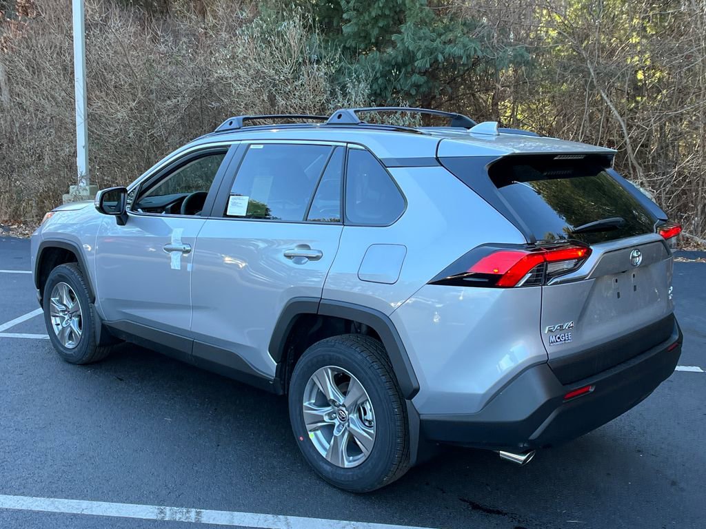2025 Toyota RAV4 XLE photo 3