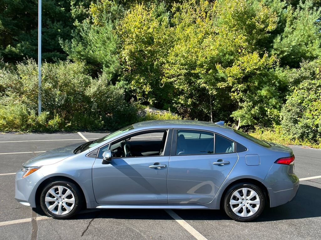 2025 Toyota Corolla LE photo 2