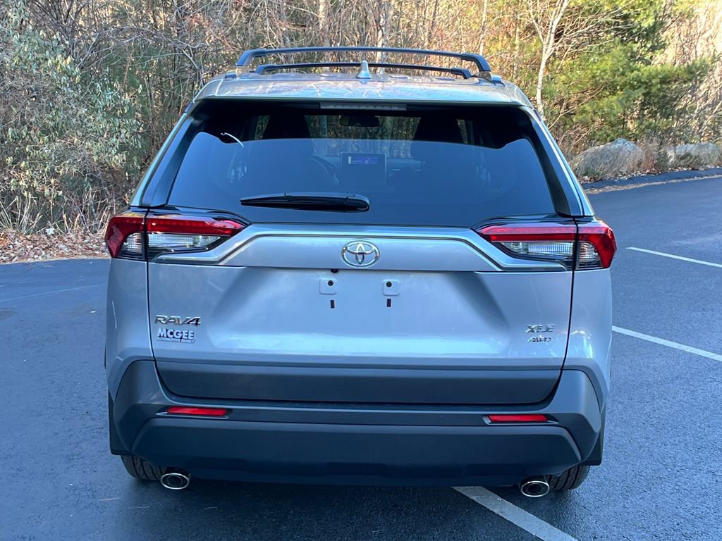 2025 Toyota RAV4 XLE photo 4