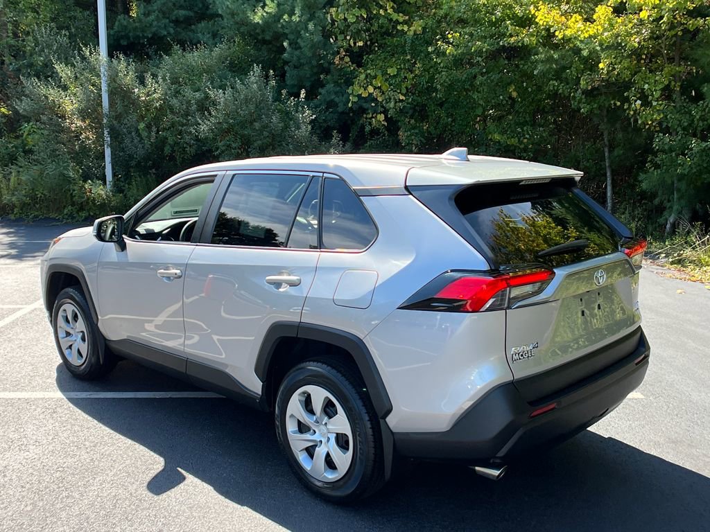 2022 Toyota RAV4 LE photo 3
