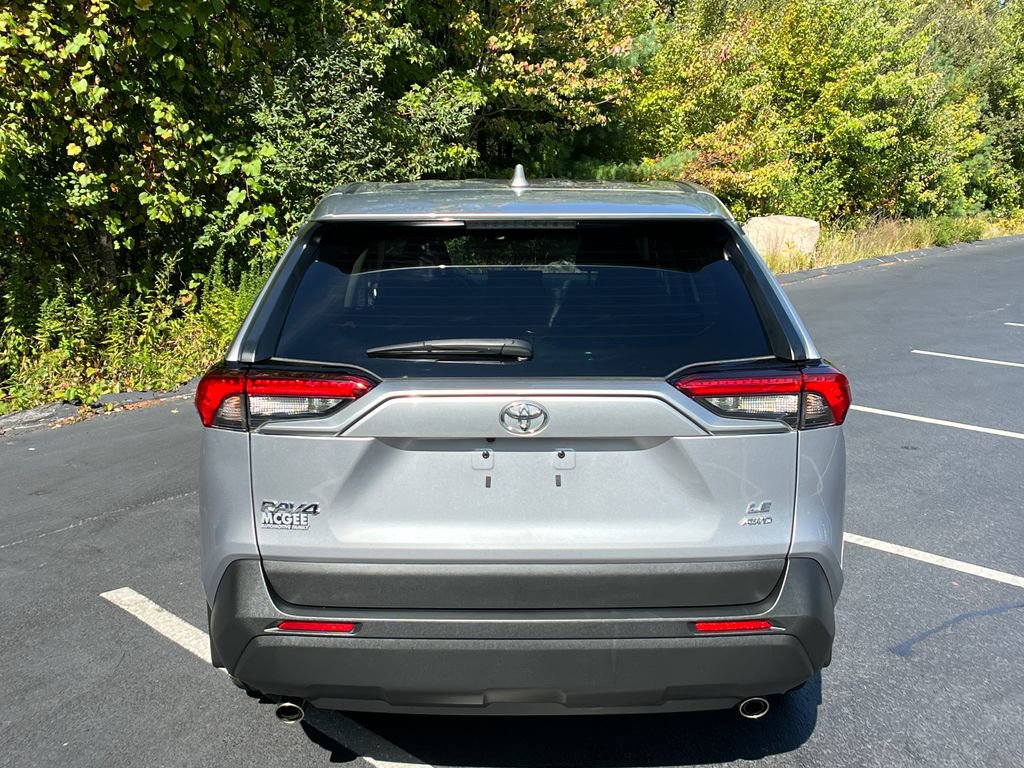 2022 Toyota RAV4 LE photo 4