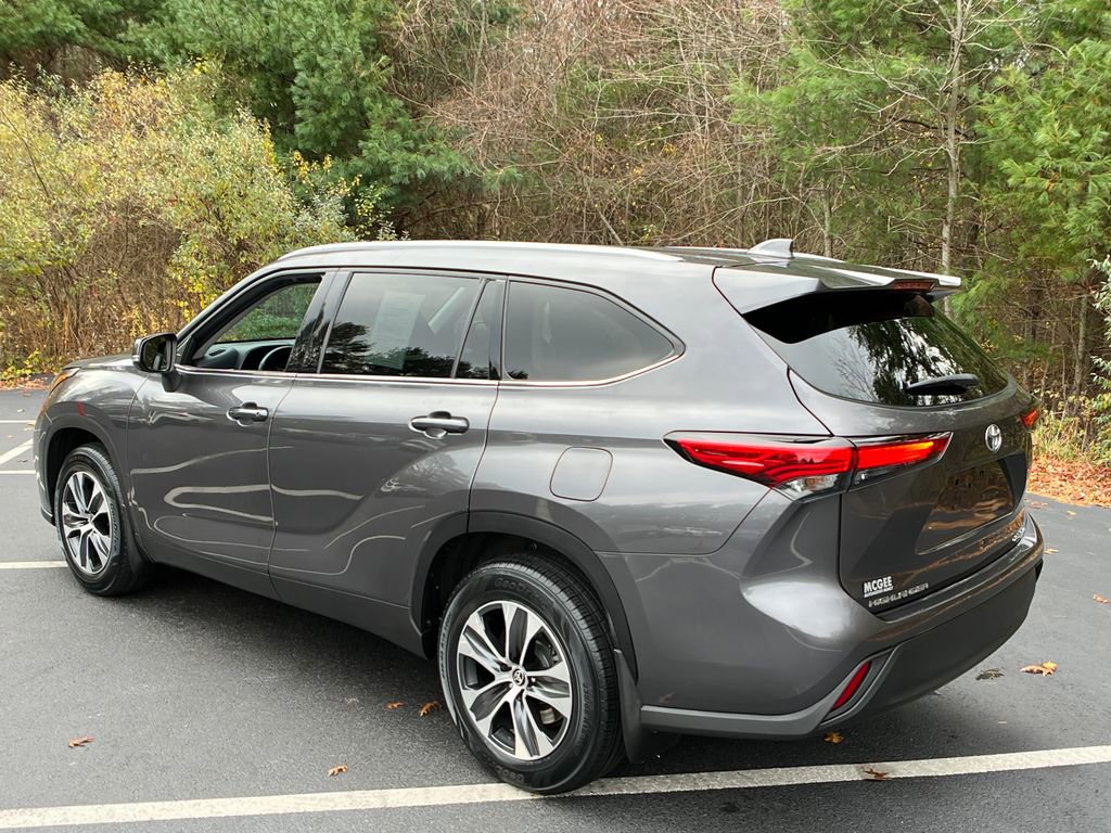 2022 Toyota Highlander XLE photo 3