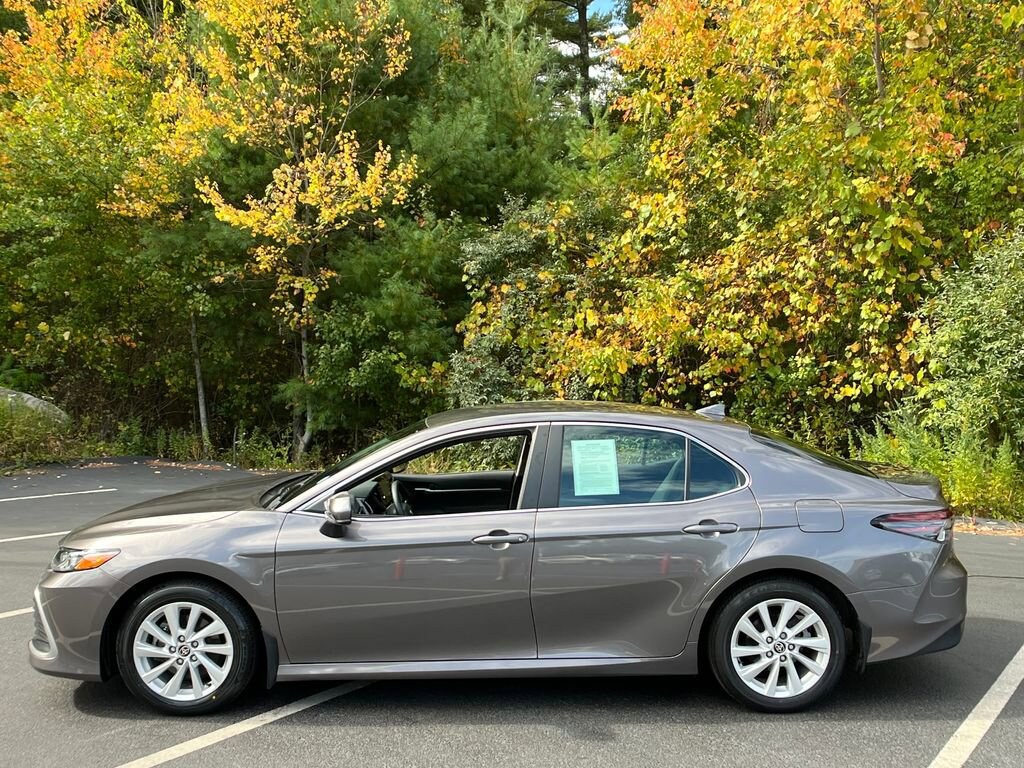 2022 Toyota Camry LE photo 2