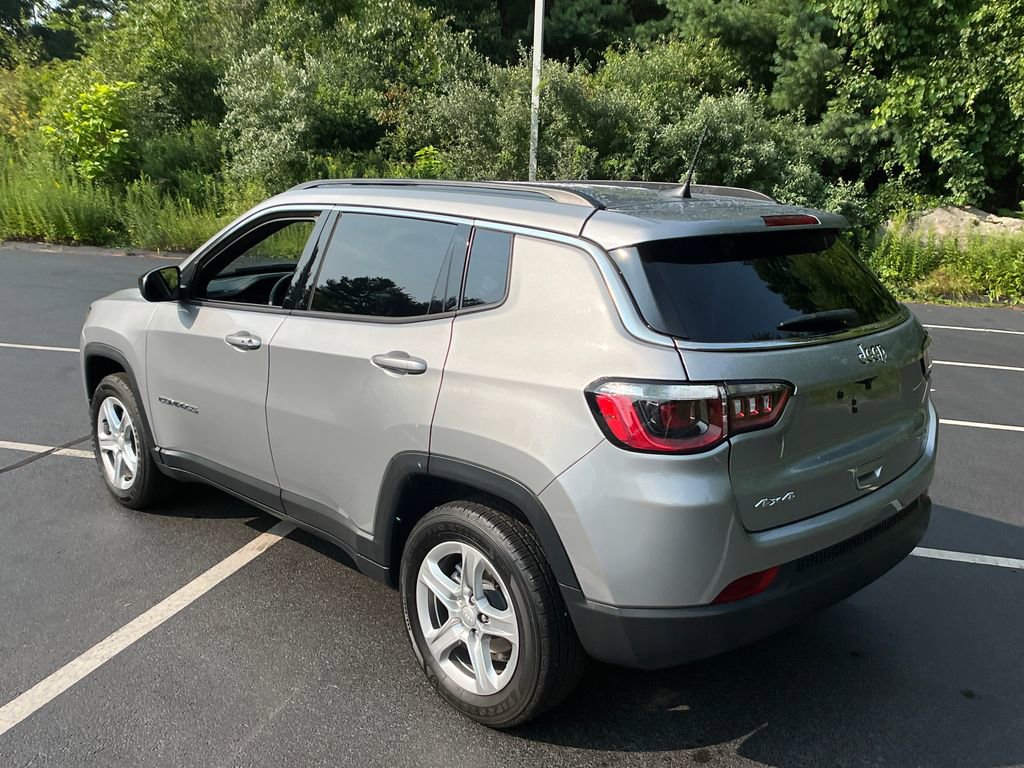2023 Jeep Compass Latitude photo 3